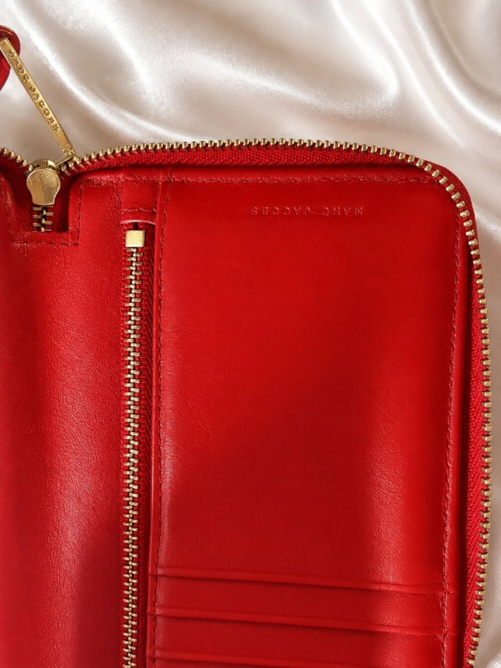 Marc Jacobs Red Patent Leather Heart Zip Around Wristlet Wallet - Picture 2 of 8